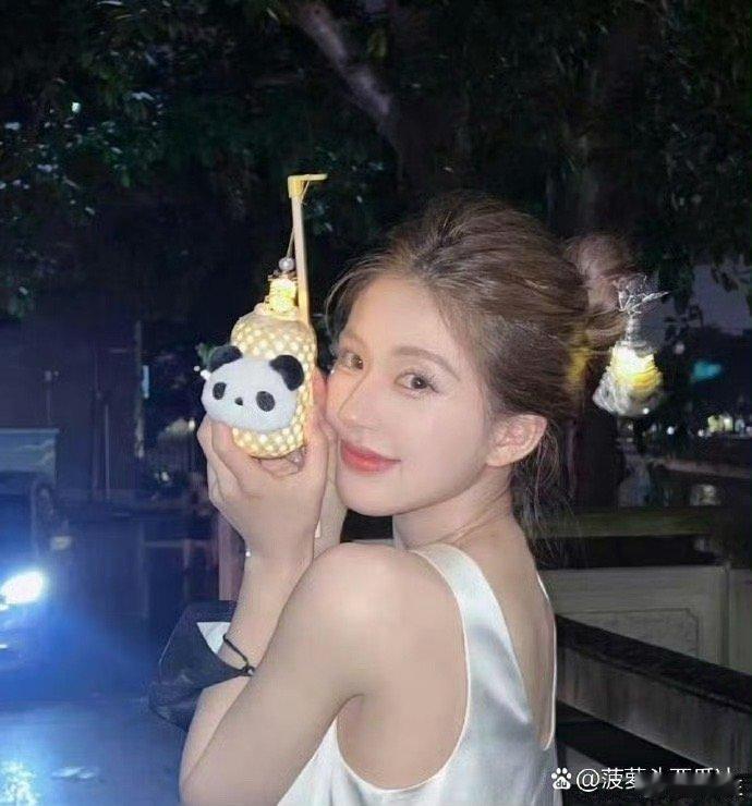 赵露思佩戴的这个簪子好像就是小夜市上面卖的那种很普遍的小饰品，但是在她头上档次都