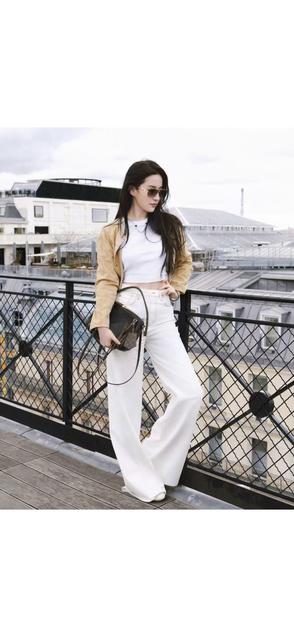 刘亦菲老钱风大片 松弛感拉满的刘亦菲！感受下刘亦菲的状态，腰好细啊，这个身材曲线