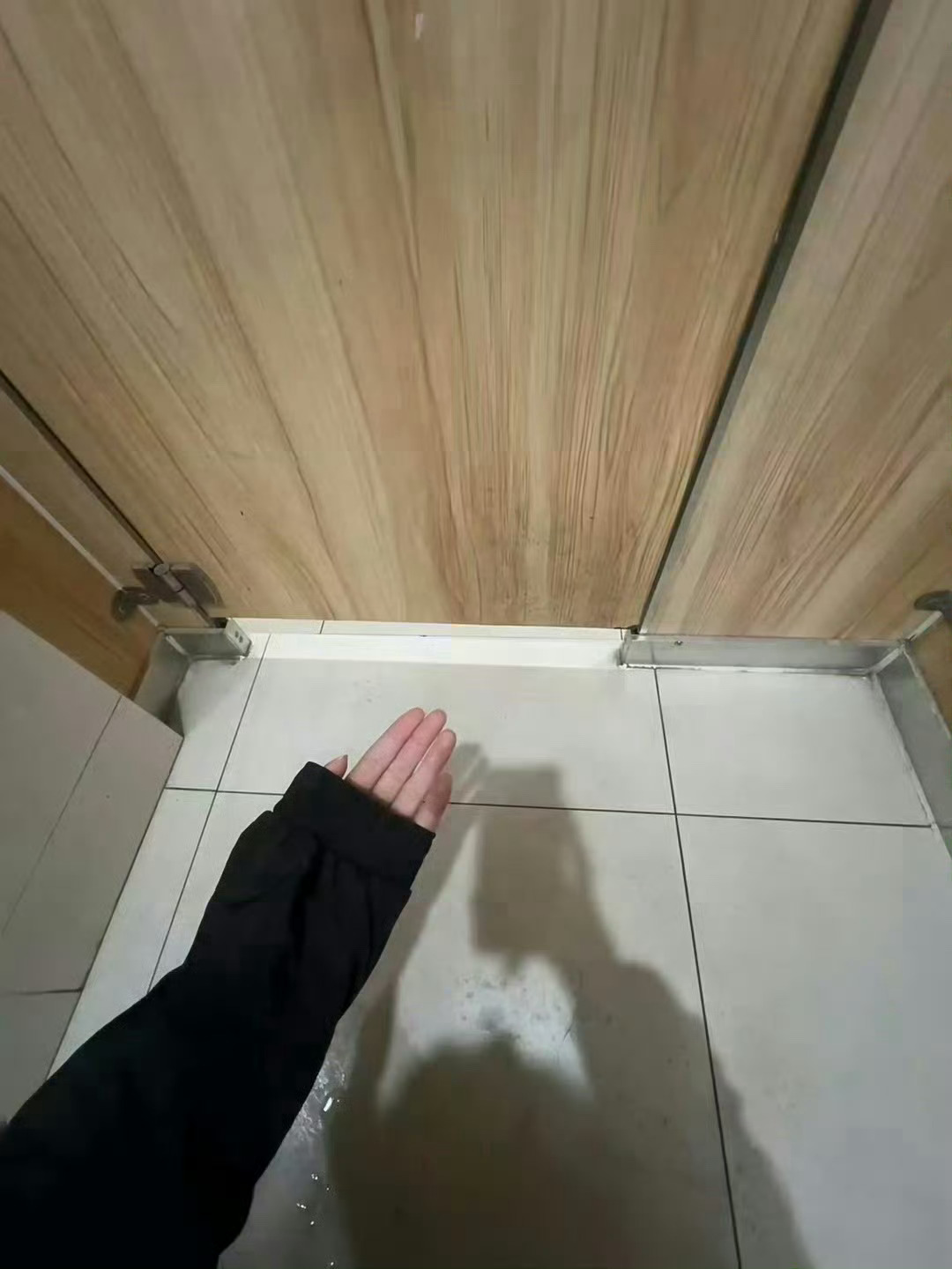 上班实在忍不住 偷偷跑来厕所 