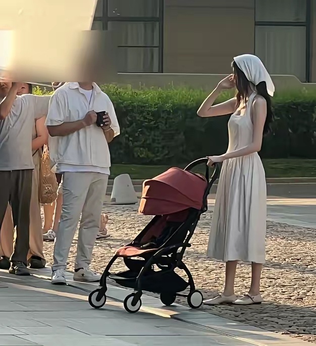 何穗在阿那亚拍摄广告被偶遇，她本人真的好白呀！皮肤白的人穿白裙系的样子真的好好看