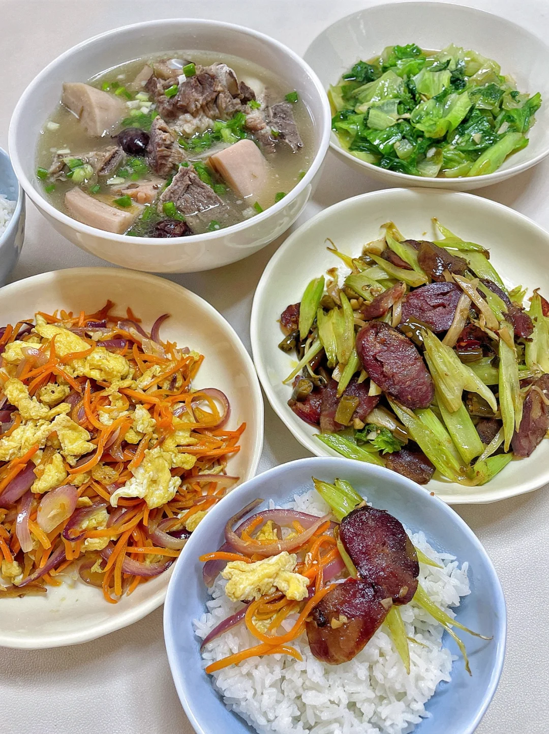 今日晚餐｜芹菜炒腊肠 莲藕排骨汤🥣