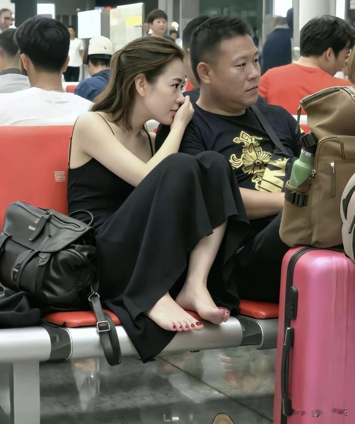 她俩在说什么悄悄话？