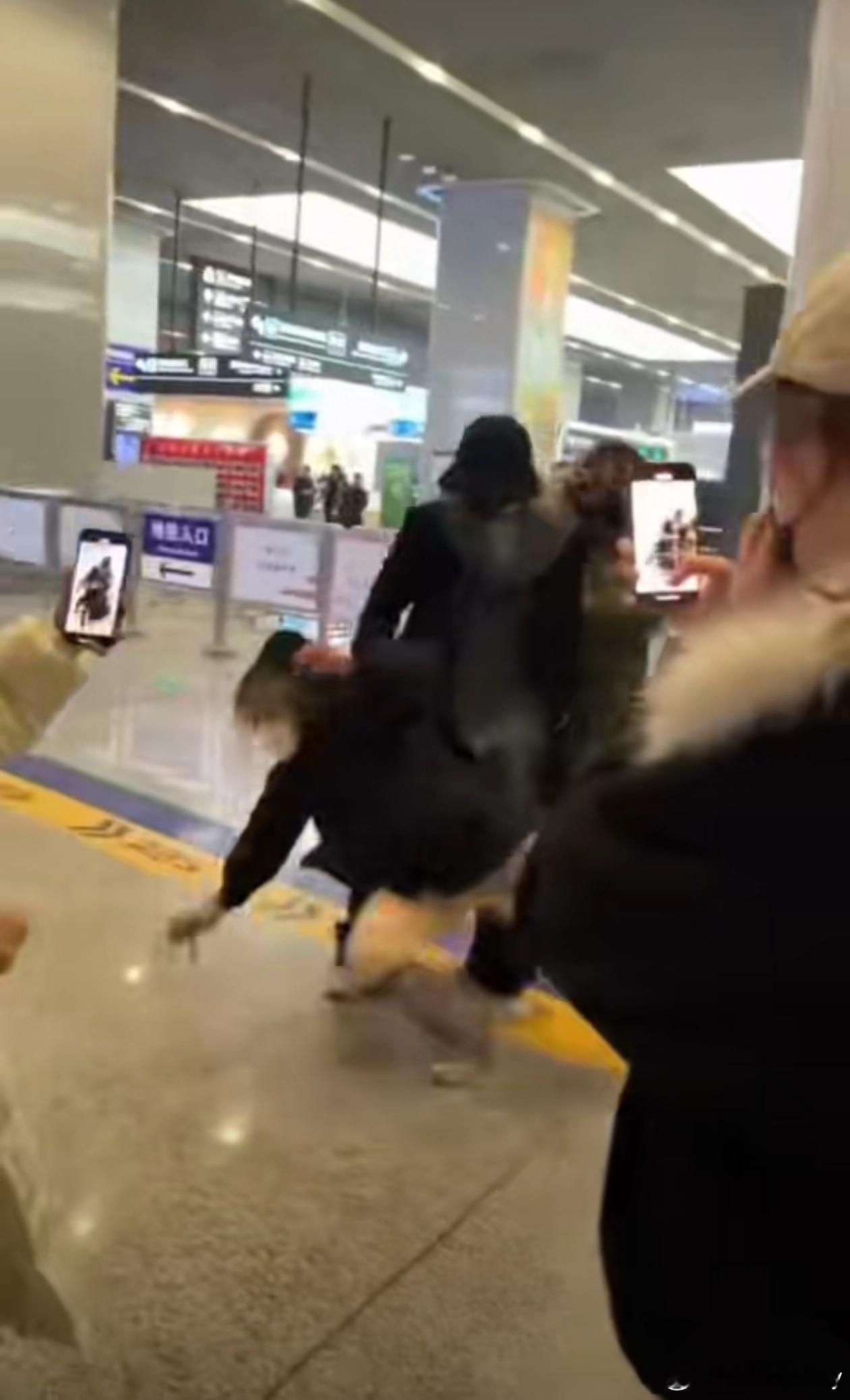 灵超机场打粉丝被打者身份是否为私生饭没有办法定义，除非提出证据。艺人的行为直接动