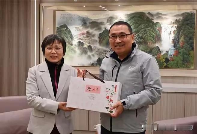 侯友宜昨天一通操作，直接把自己的真面目扒得底朝天！

前脚刚给绿营市长候选人苏巧