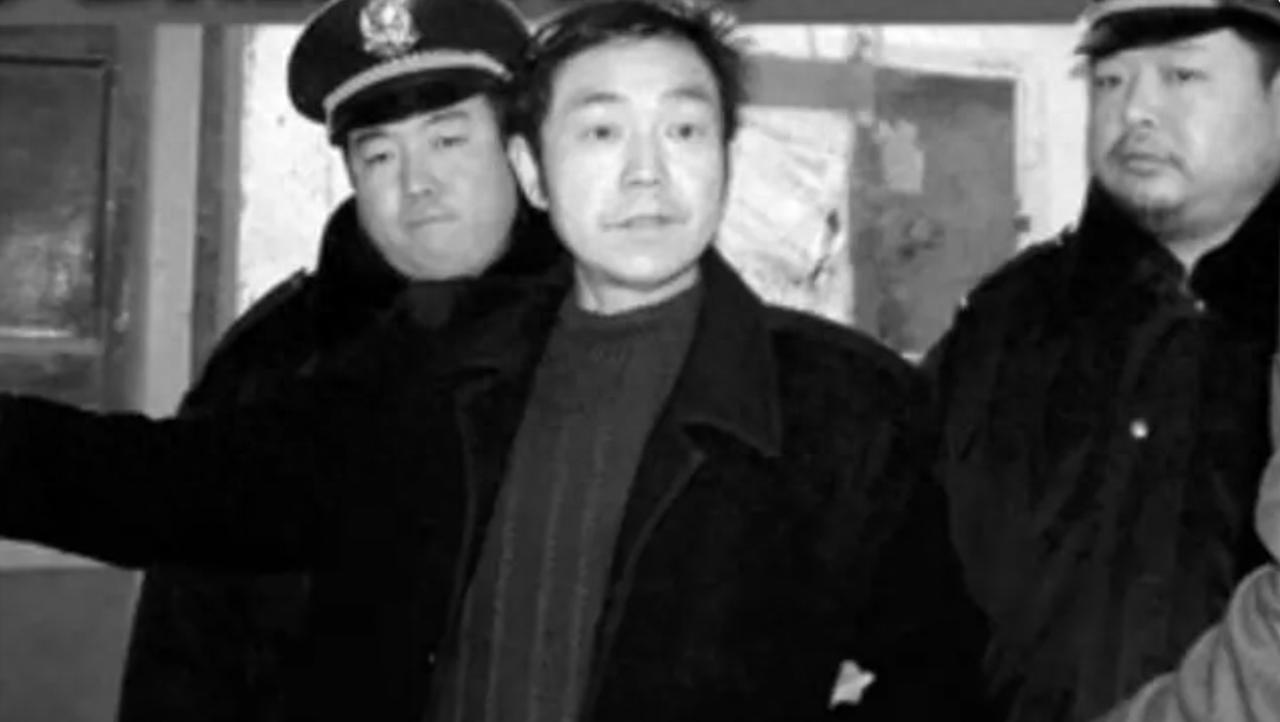 1998年，西安1高中生被7人校园霸凌，伤害致死，其中2个凶手一直逍遥法外。失去