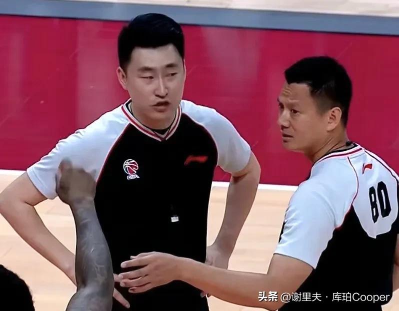 奇葩的CBA裁判，凭啥给王哲林罚篮？大王上篮2+1裁判认定是对手有提前犯规，不是