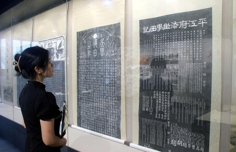 展览亮点
1. 女性名字的挖掘与呈现：展览通过拓片展示了众多古代女性的名字，这些