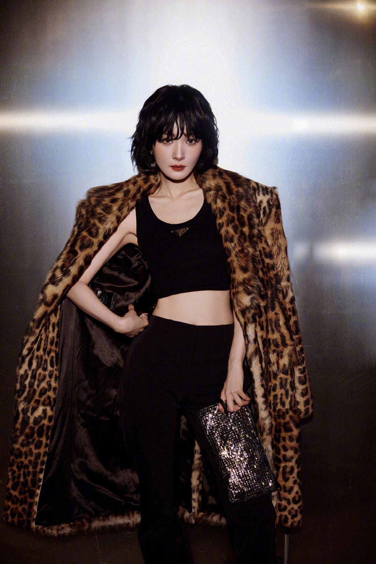 2026年9月米兰时装周期间，杨幂以Prada 2027春夏女装大秀代言人身份亮