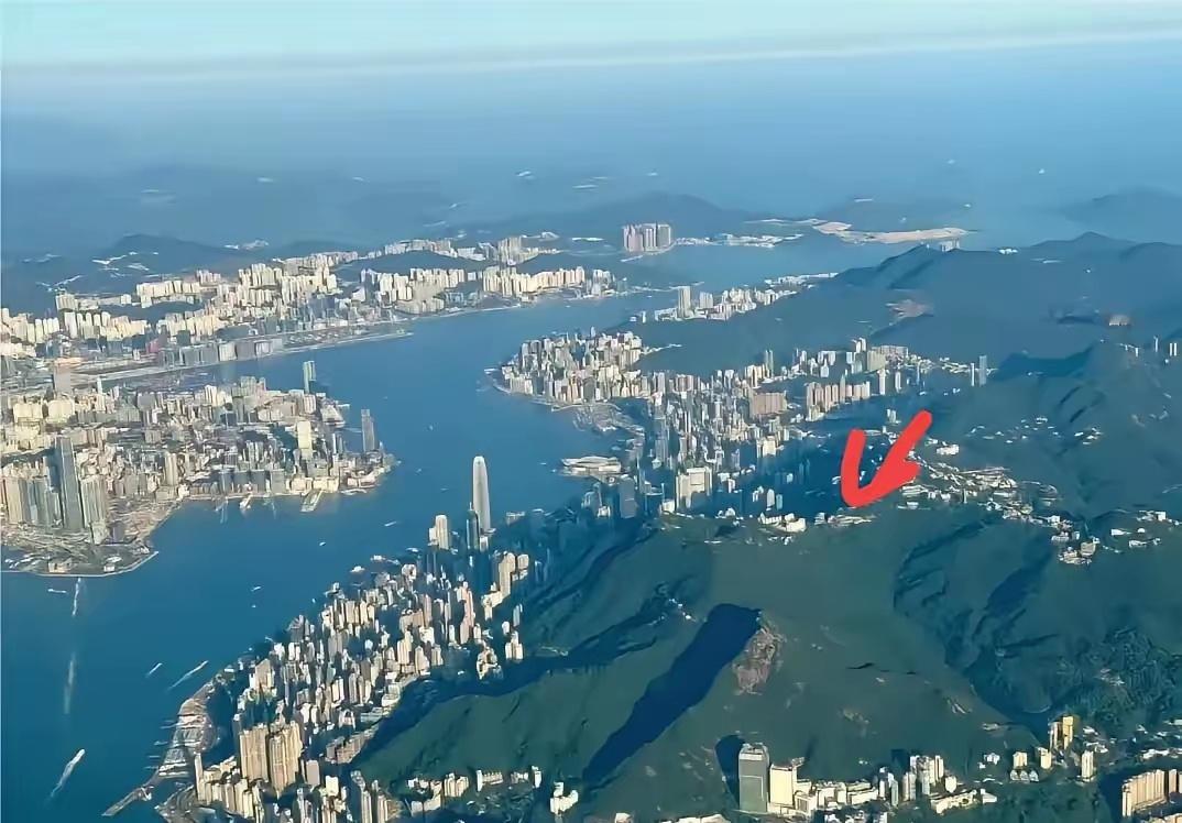 怪不得很多人说香港住宅楼很密集，才发现，香港的大片山都没住人，人口众多，都挤那几
