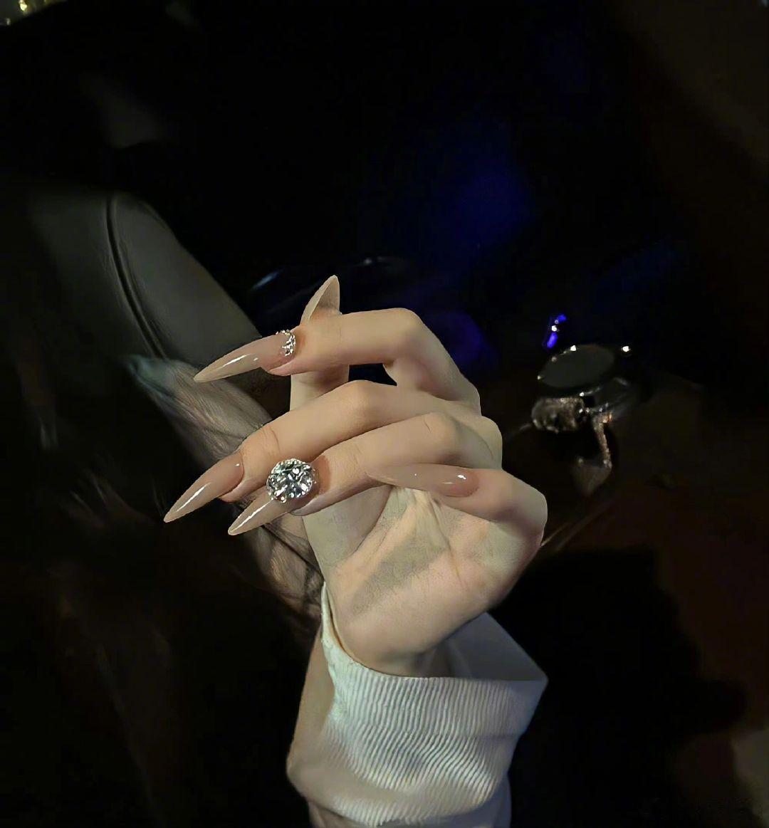 “是细节不够伤人，还是敷衍不够明显，非要在玻璃渣子里找糖吃，伤嘴还伤胃，扎心又崩