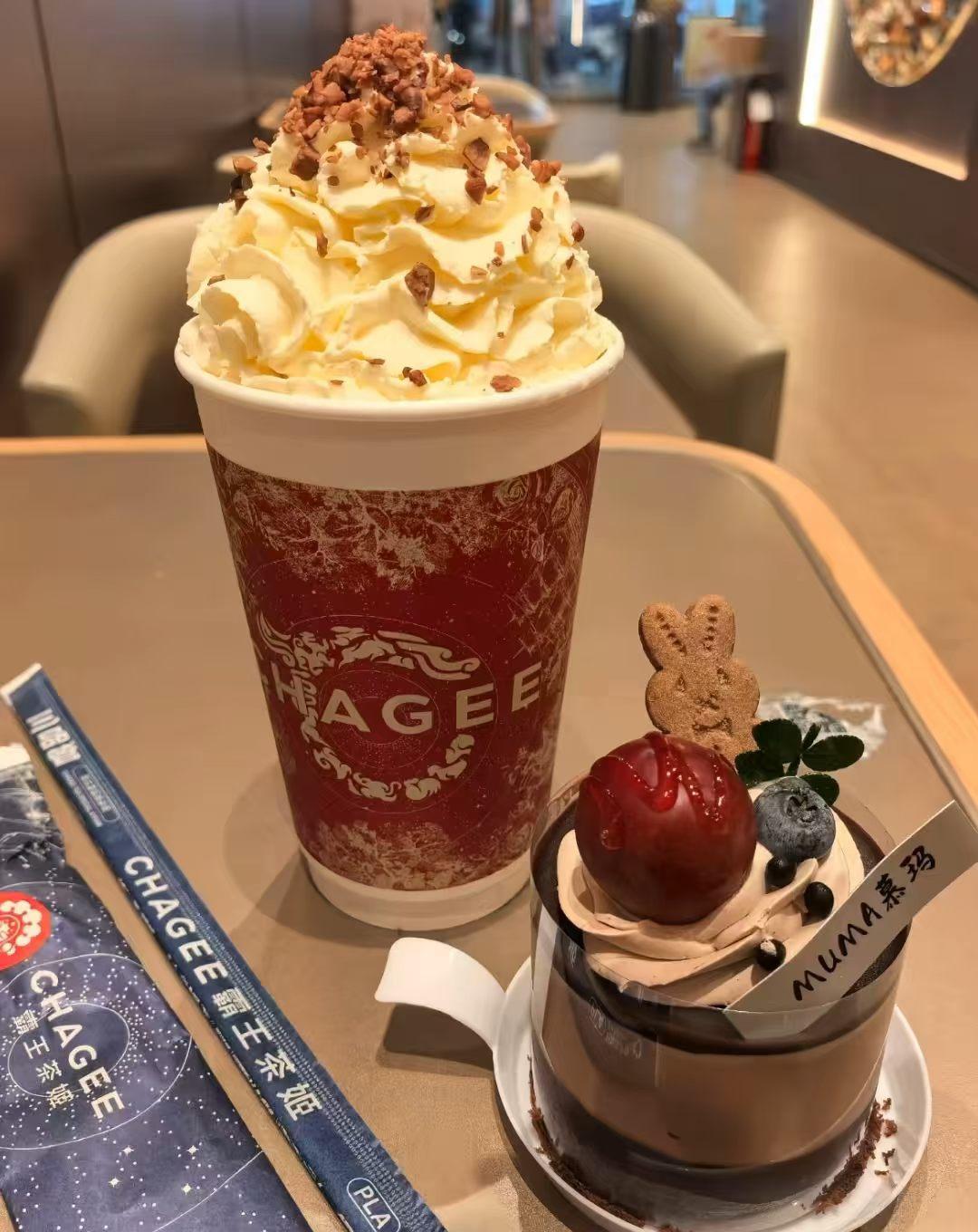 准备睡觉，受朋友之约
去烤吧小聚，一桌子人喝酒都超猛，几个姐妹直接把气氛拉满，大