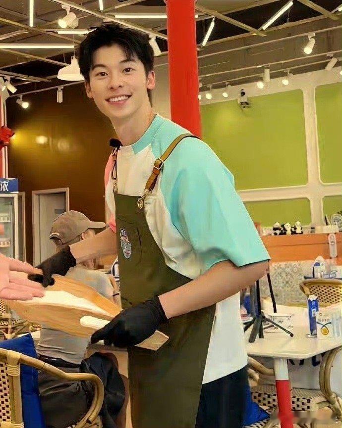 #许光汉入伍##新浪娱乐[超话]# 他不是30几了吗 怎么还要服役 ​​​