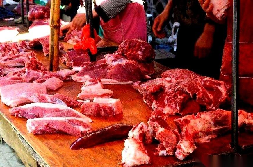 快过年了，猪肉市场的价格，彻底乱了套。
北边一堆城市，肉价咬得死死的，稳稳站在“