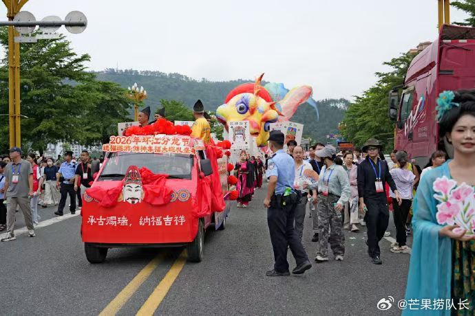 分龙非遗巡游嗨翻村BA奔赴环江赴一场民俗与篮球的盛宴。村BA球场挥洒热血，全场欢