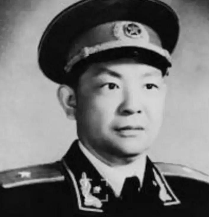 他在开国将帅中唯一集齐五枚一级勋章：授衔时8位将军为他上书。
 
这位传奇将领就