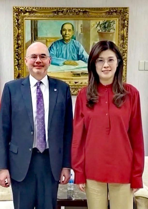 4月22日郑丽文见美国在台协会的谷立言；只见她穿中国红衬衫，下身配卡其色裤装，一