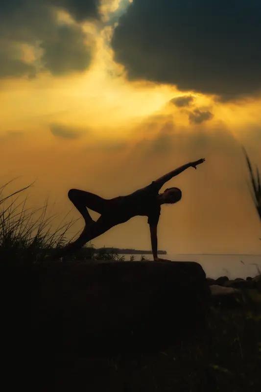 瑜伽是一项很伤膝盖的运动，它会以各种方式损伤你的膝盖，那些扭曲的动作会对膝盖造成