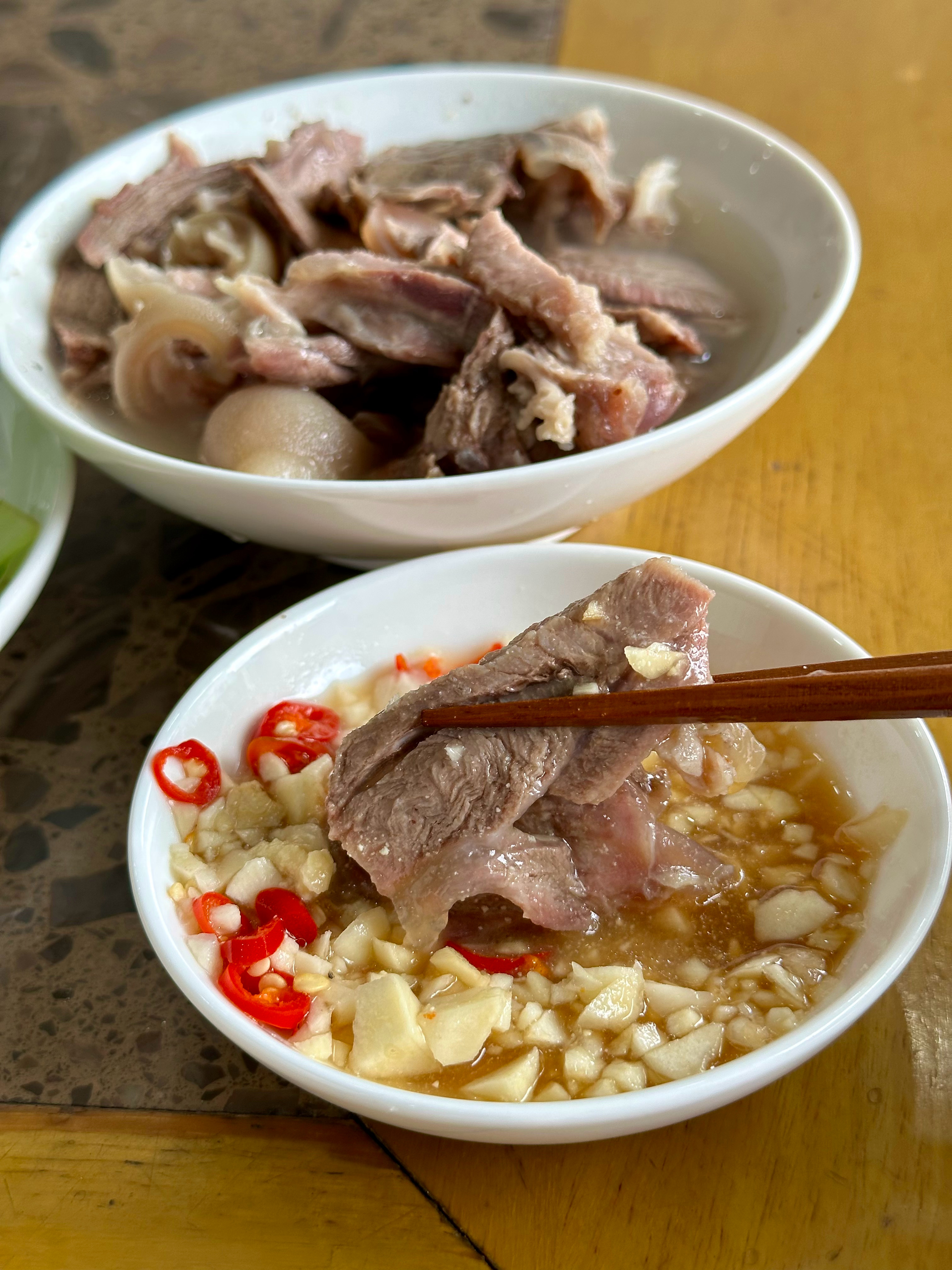 早上去了趟乐山市夹江县出差，途径丹棱县时已饥肠辘辘，防止自己想喝碗碗羊肉的汤，让