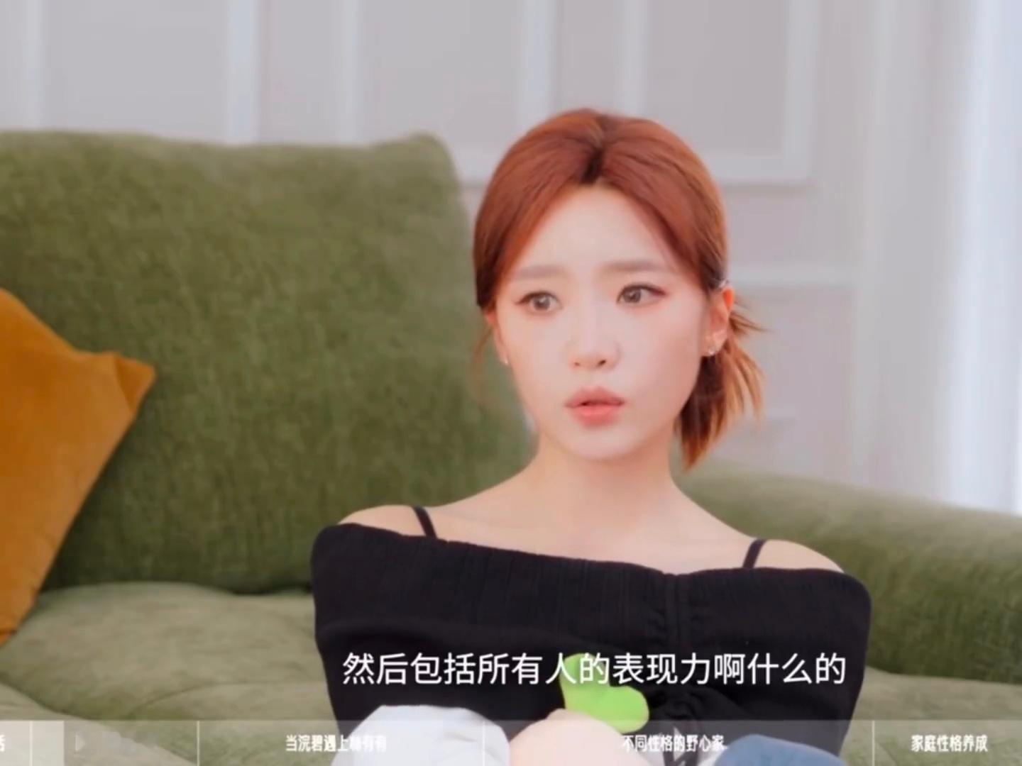 好想像张月这么呆萌地活一次全网都在讨论关于她歌声和性格的说法，张月却是被蓝盈莹提