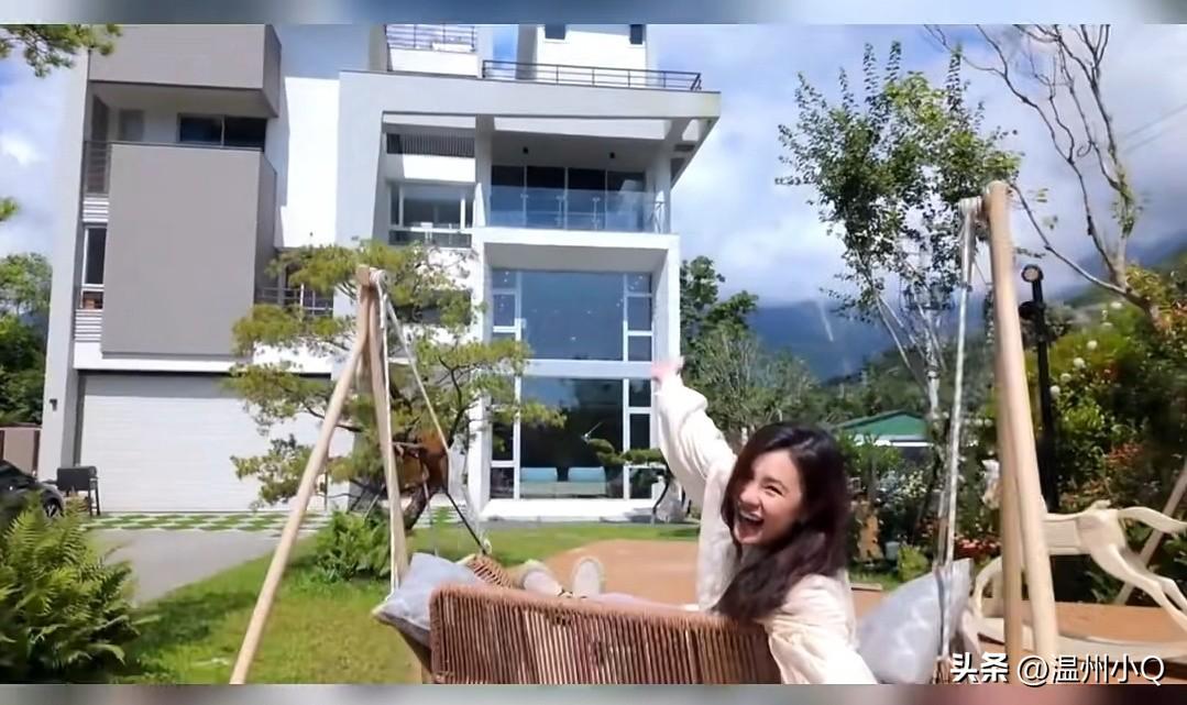 hold姐谢依霖展示自己在台湾的别墅，自建房300坪，房屋占地200多坪。装修风