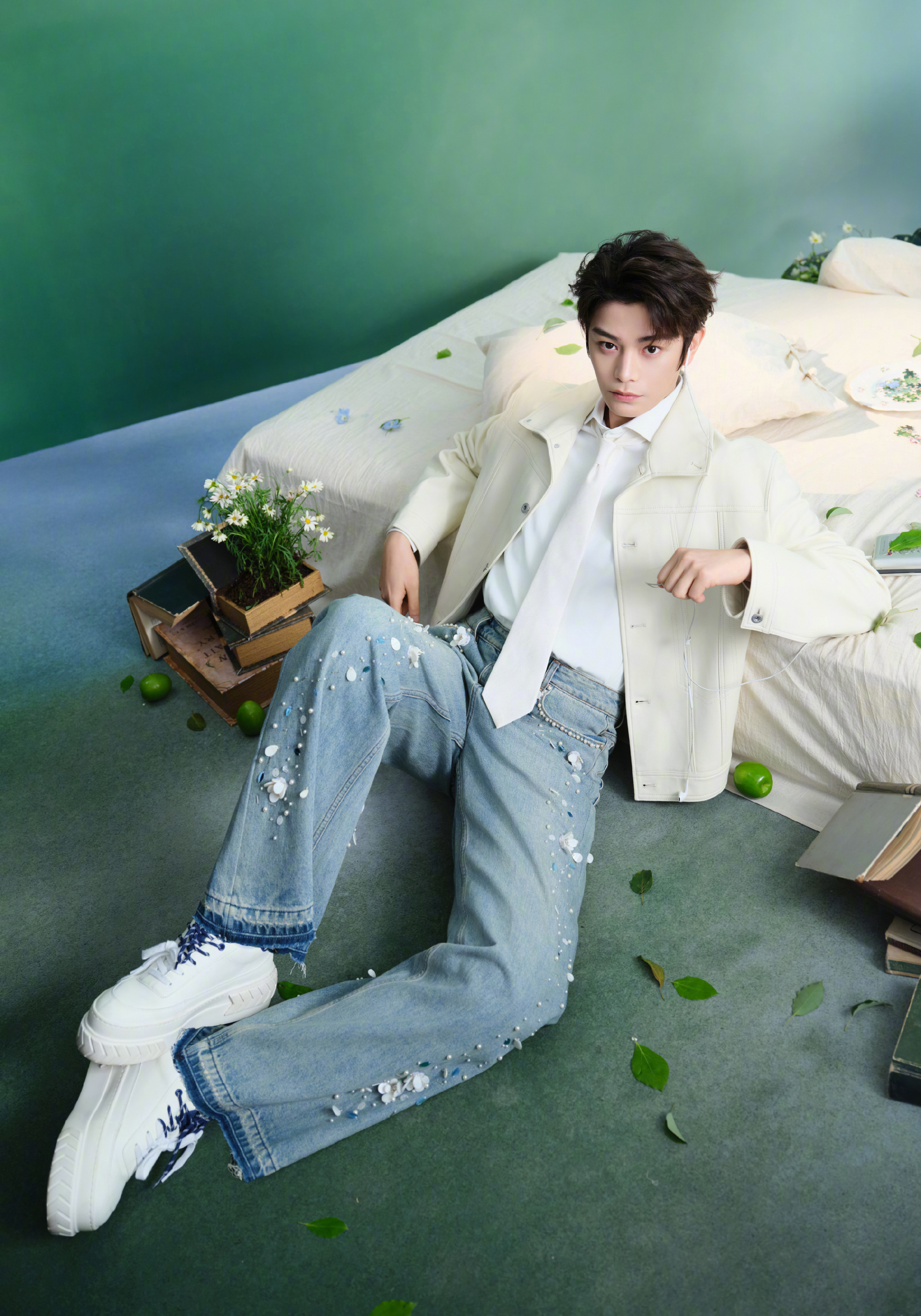 丁禹兮 今日韩束活动造型大片，身着浅色皮衣夹克，花朵装饰的牛仔裤，明媚清新又失型