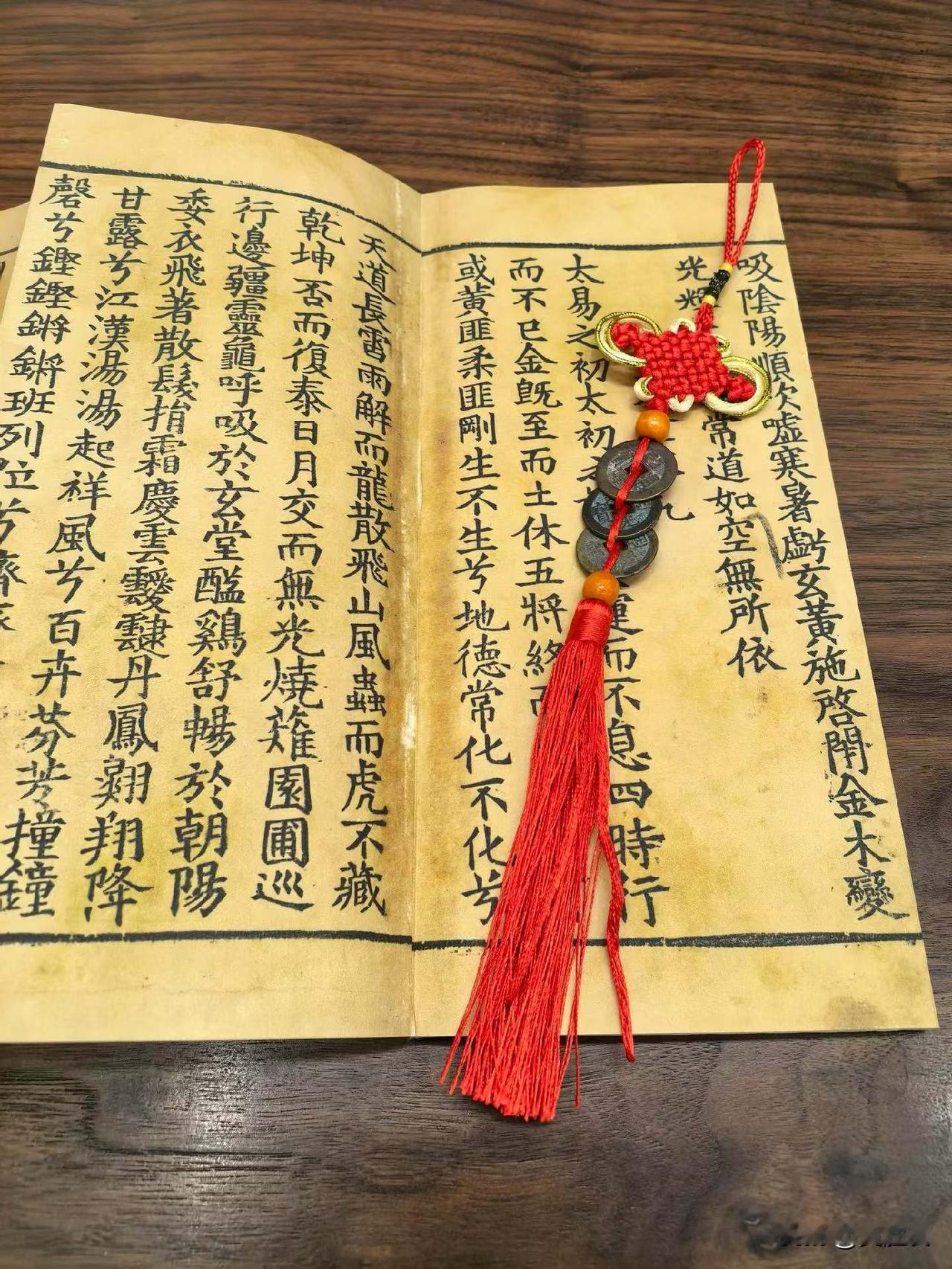 乾隆通宝，道光通宝，嘉庆通宝，串成的中国结如意穗，正好寓意——“钱到家”[呲牙]