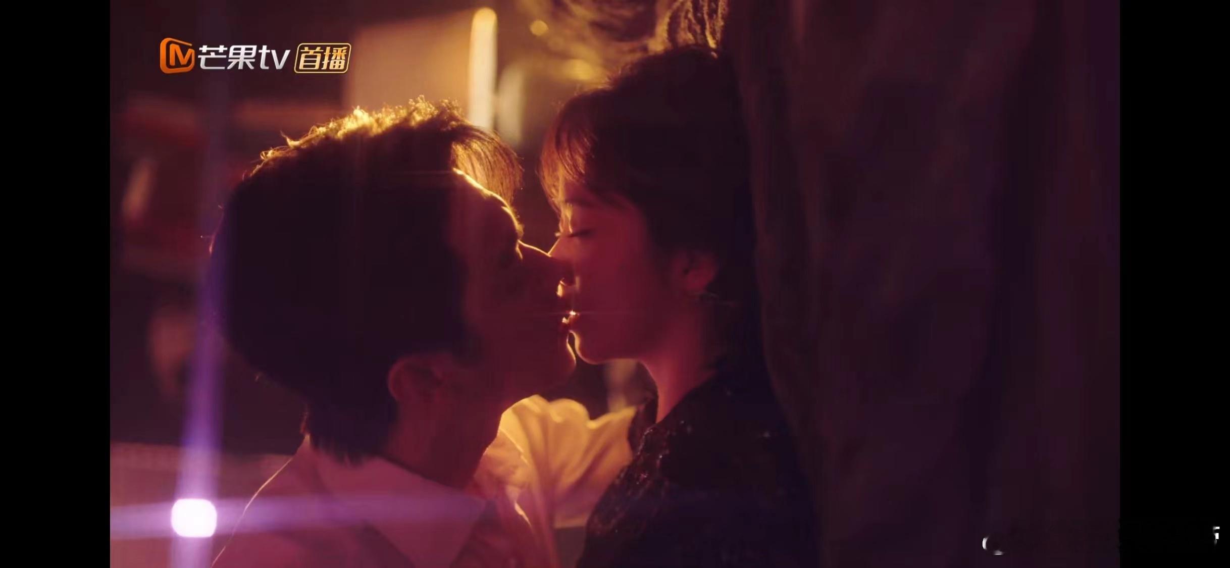 #谭松韵许凯床上吻戏##谭松韵许凯亲热戏# 没错位也是绝绝子，真的是太好磕了吧[