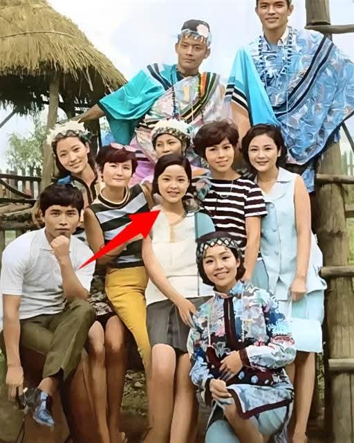 10个年轻人的合照，箭头指的这个姑娘，当年才14岁，后来直接红遍全亚洲，成了华语