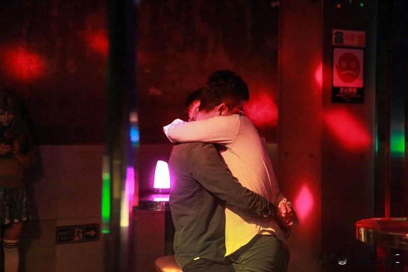 翻出旧相册，那些发小的模样一下就鲜活起来。当年那个总考第一的班长，早就出国打拼，