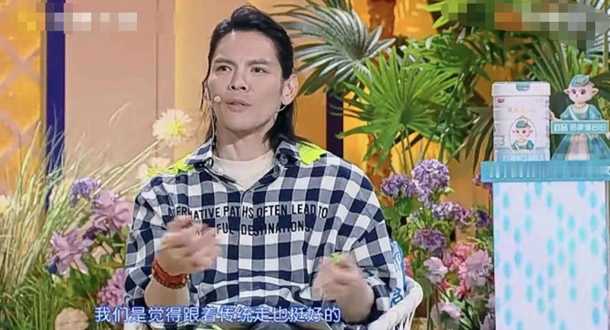 主持人：你跟碧婷有商量过如果再生一个宝宝
会要姓郭这样子的情况吗
向佐：我们是觉