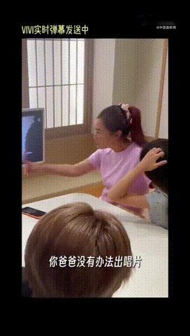 刘畊宏儿子女儿颜值刘畊宏在外参加节目，家中儿女守着屏幕捧场，卖力为爸爸加油，小泡