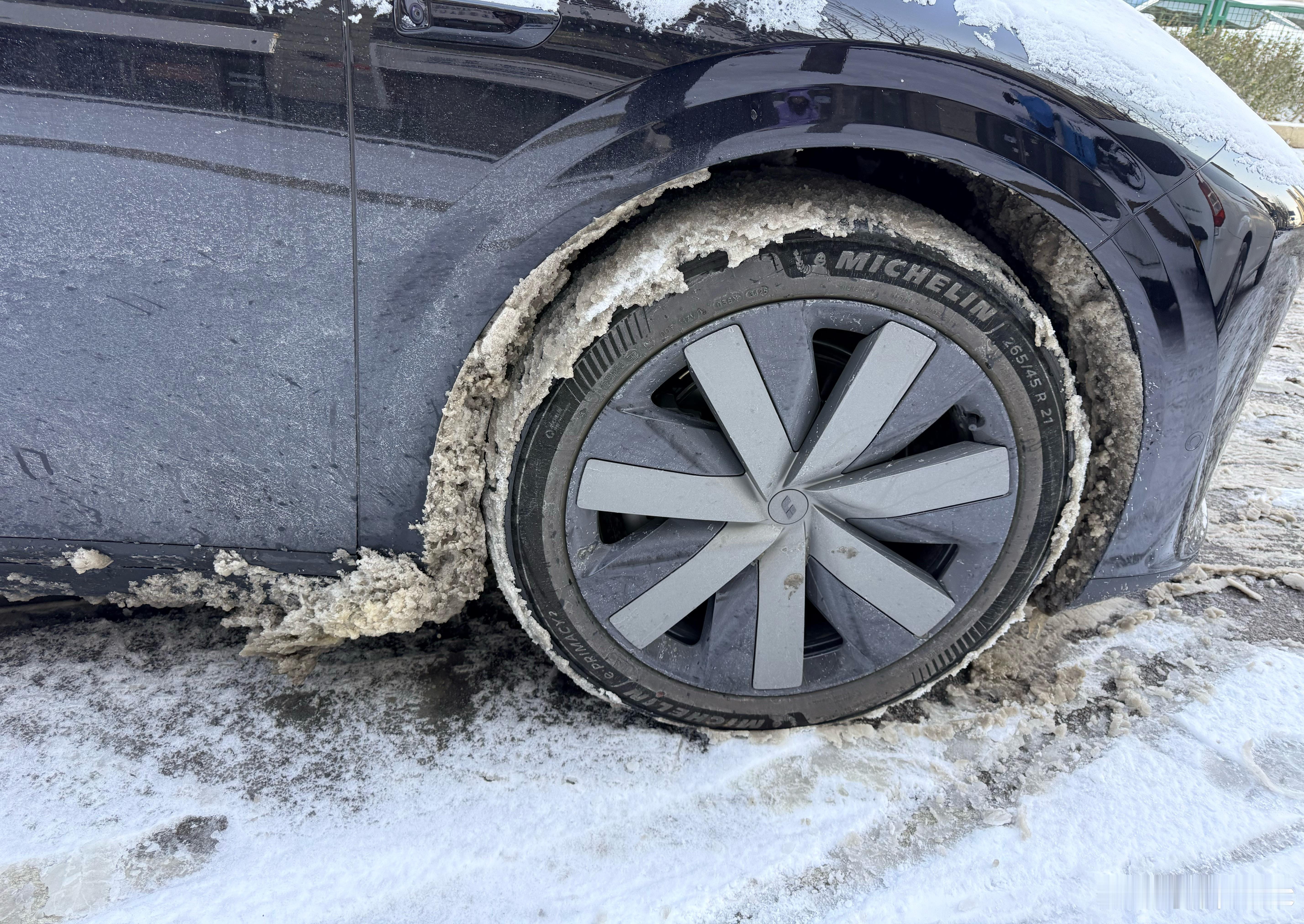 冷知识：冰雪路面，湿滑环氧地坪，强动能回收更容易破坏摩擦力上限，特别是后驱，等于