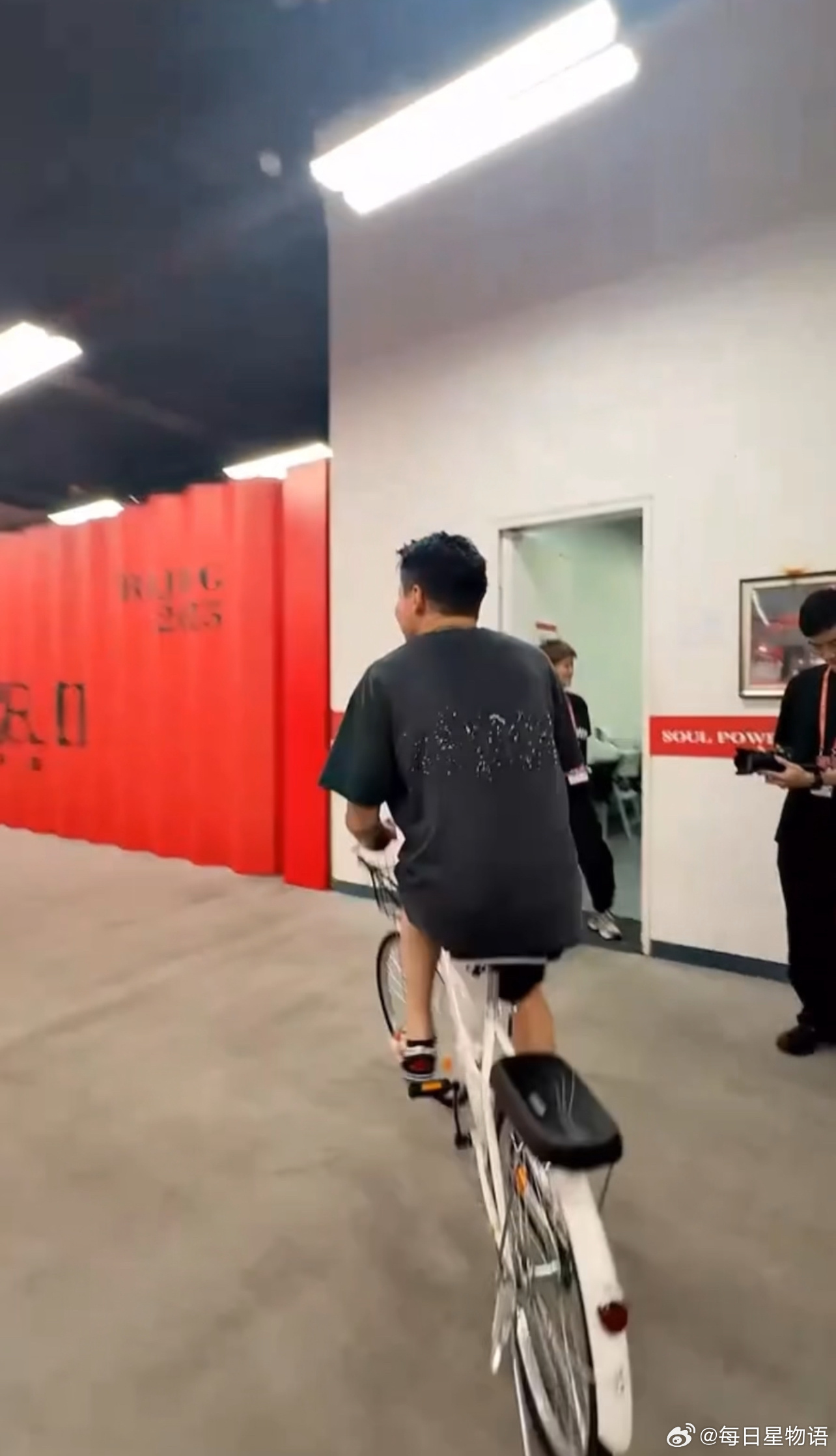 陶喆 这是能骑车的地方吗你真是能自己哄自己玩啊！刚刚鸟巢直播中前面还正在带大家参