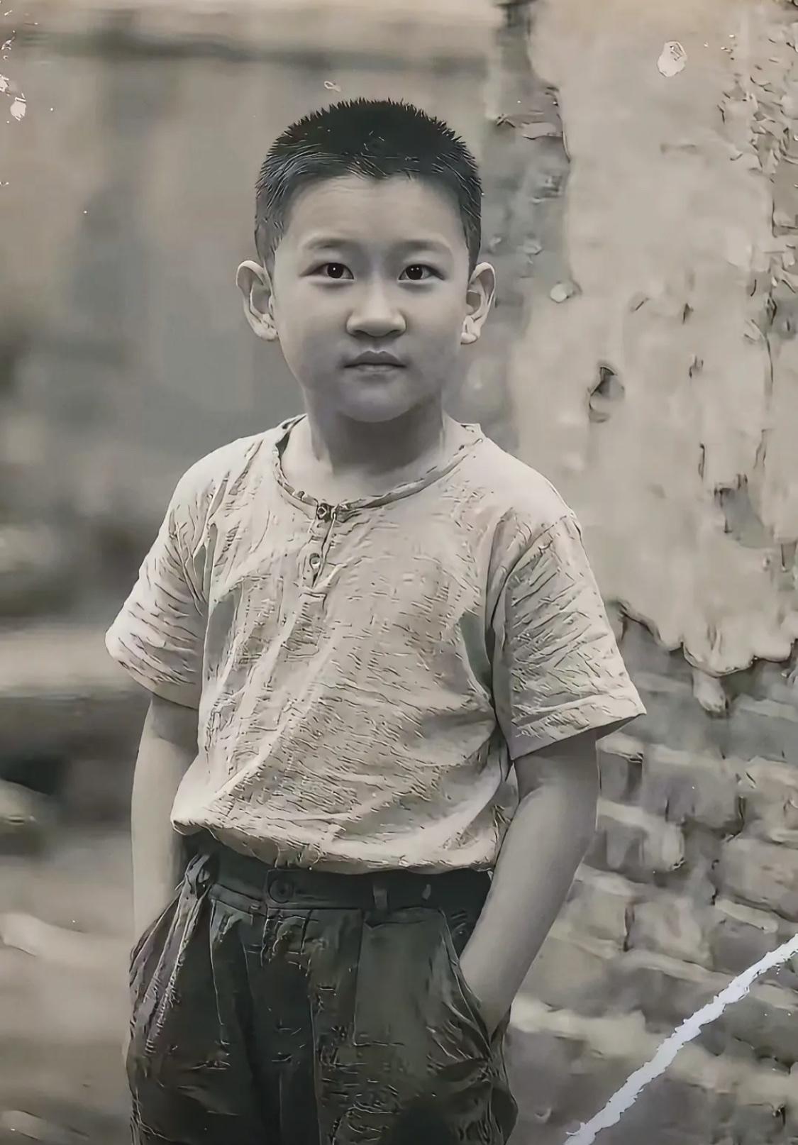 这是一个明星的童年照，你能看出来是谁吗？[呲牙]