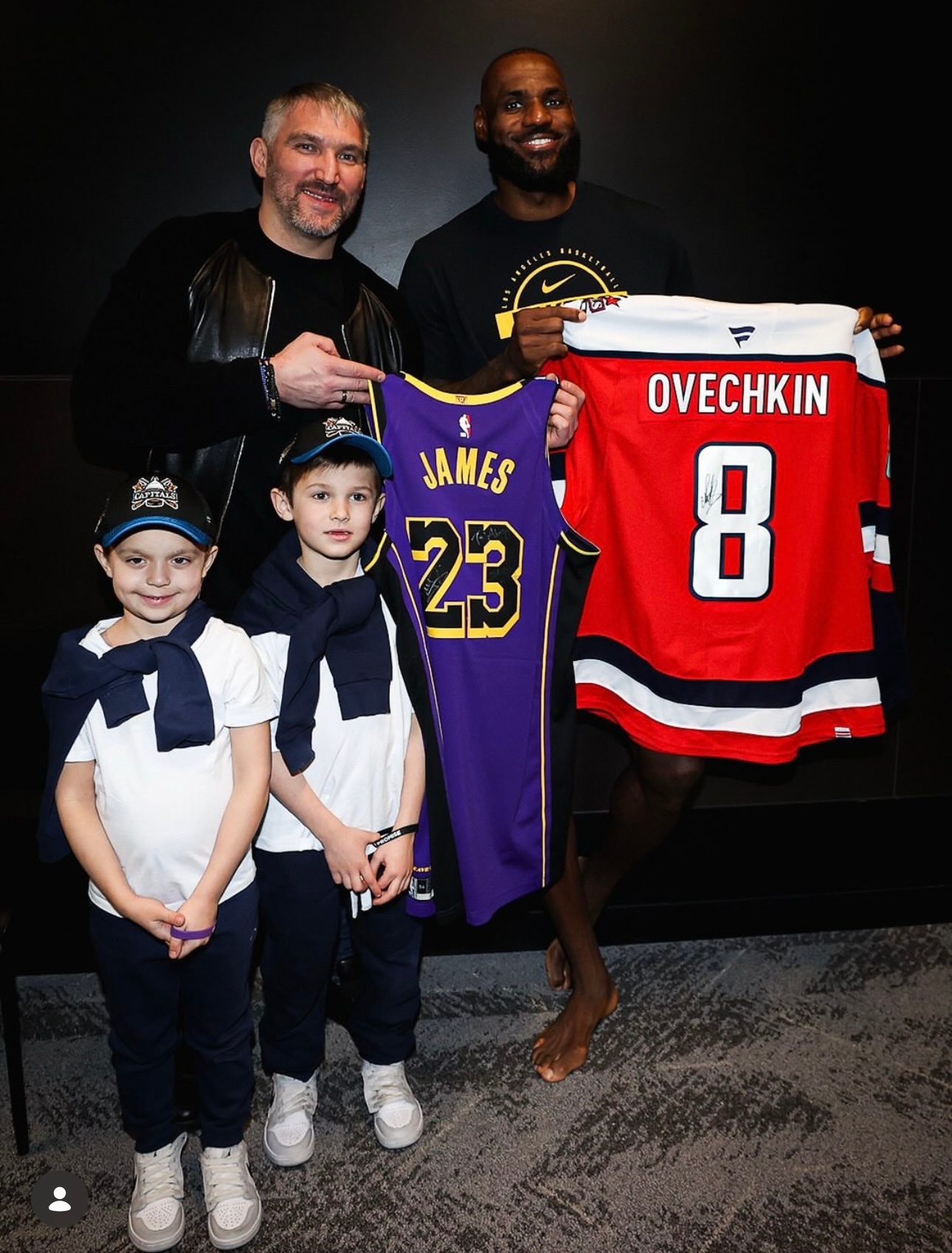 詹姆斯赛后与到场观战的俄罗斯冰球巨星奥韦奇金交换了球衣，他效力于NHL华盛顿首都