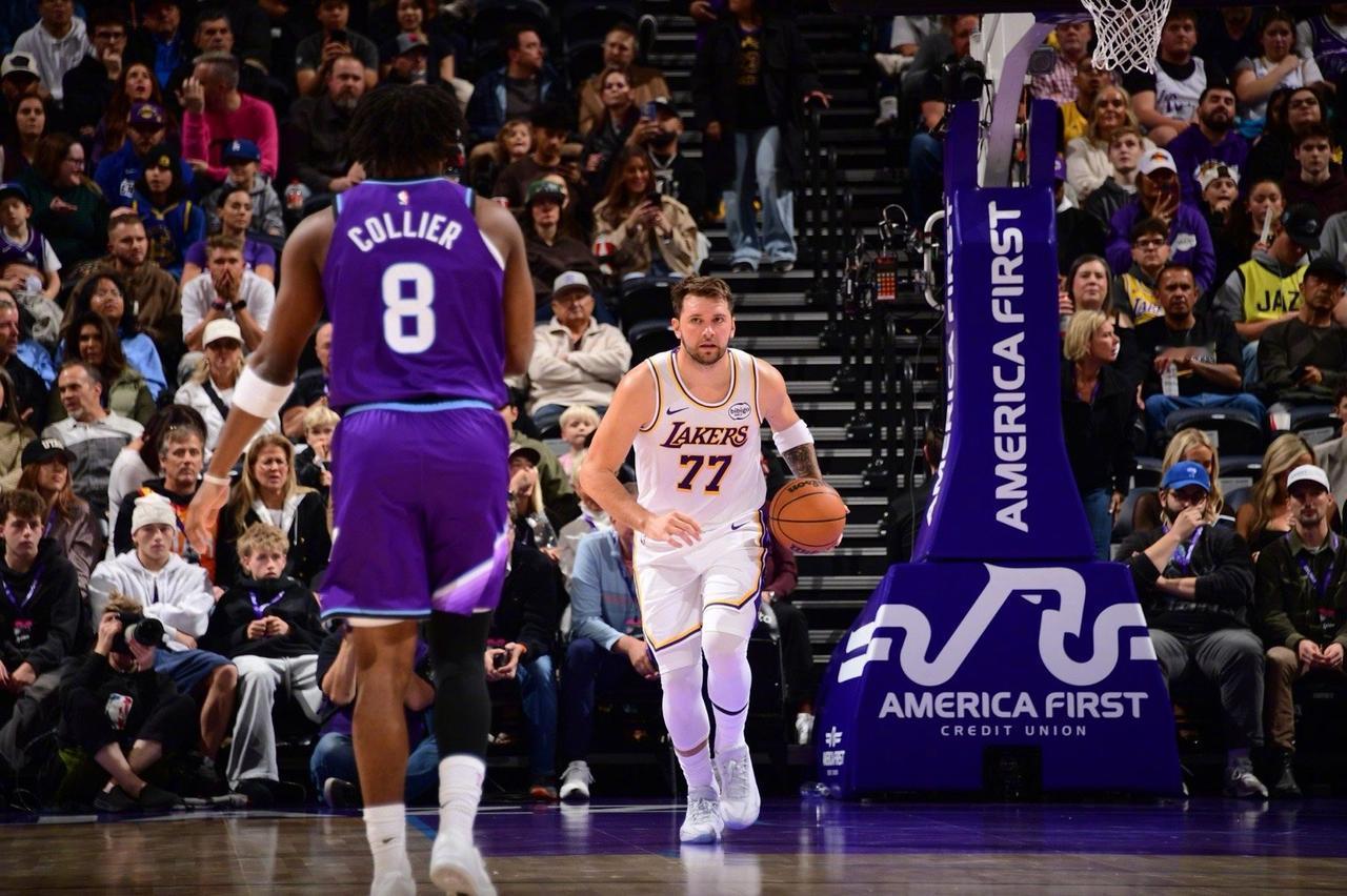 差点被浪没的胜利！爵士主场比想象中友好太多，三角洲中心满场都是看"表演赛"的观众