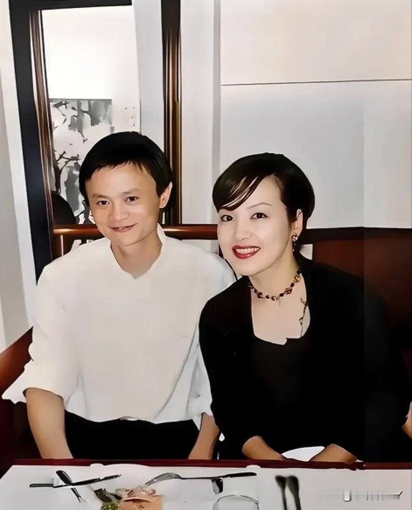 一张二十多年前的老照片，马云心中也有一个偶像，认识这位女士的人都老了[微笑]