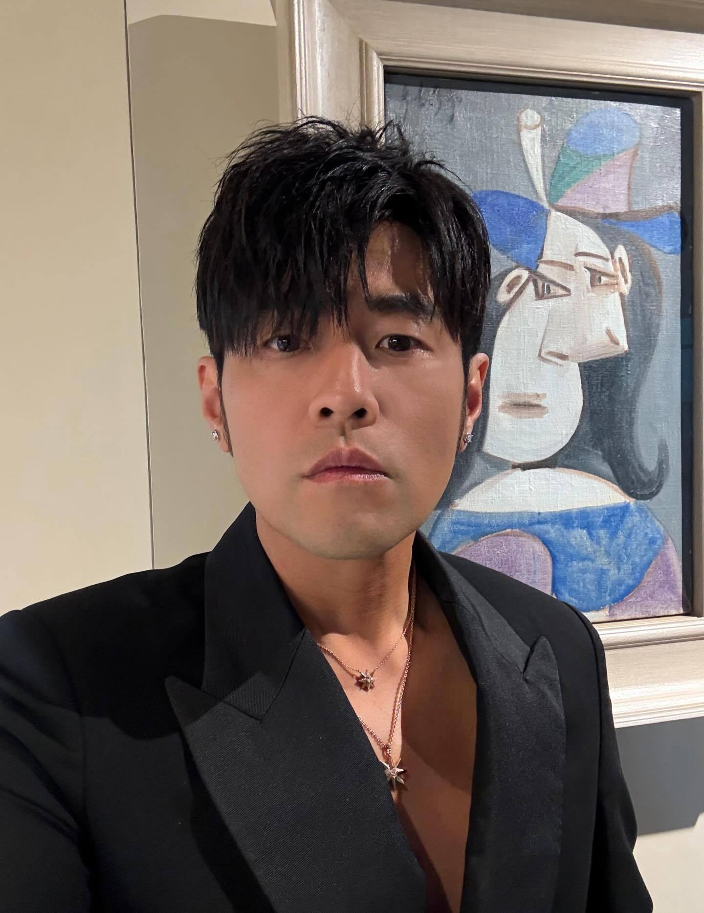 周杰伦新专辑 杰伦：我的儀式感是連衣服都還沒換 然後在畫作前興奮的等待到12:0