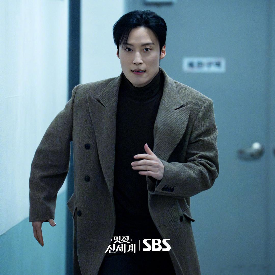 【林智妍 许南俊《我的王室死对头》第11集剧照公开！！——车世界现身警局审讯室…