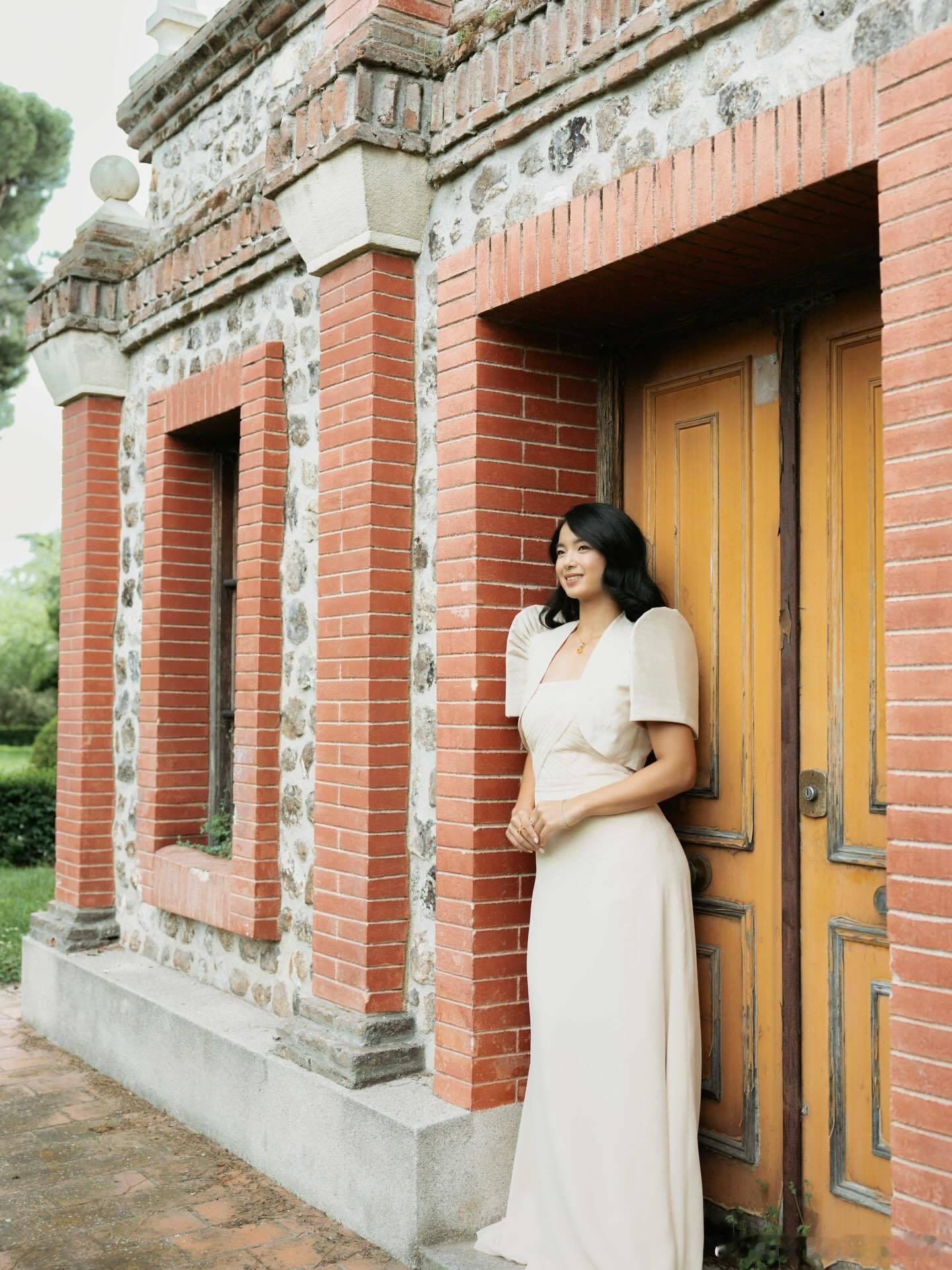 伊埃拉🇵🇭展示民族服饰这孔雀是陪衬吗，伊埃拉ig发文：“我认为，几乎没有什么