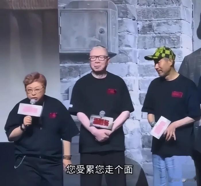 面来了！“走个面”已经成为网络新梗，热度远超《抓特务》。
冯小刚新片《抓特务》首