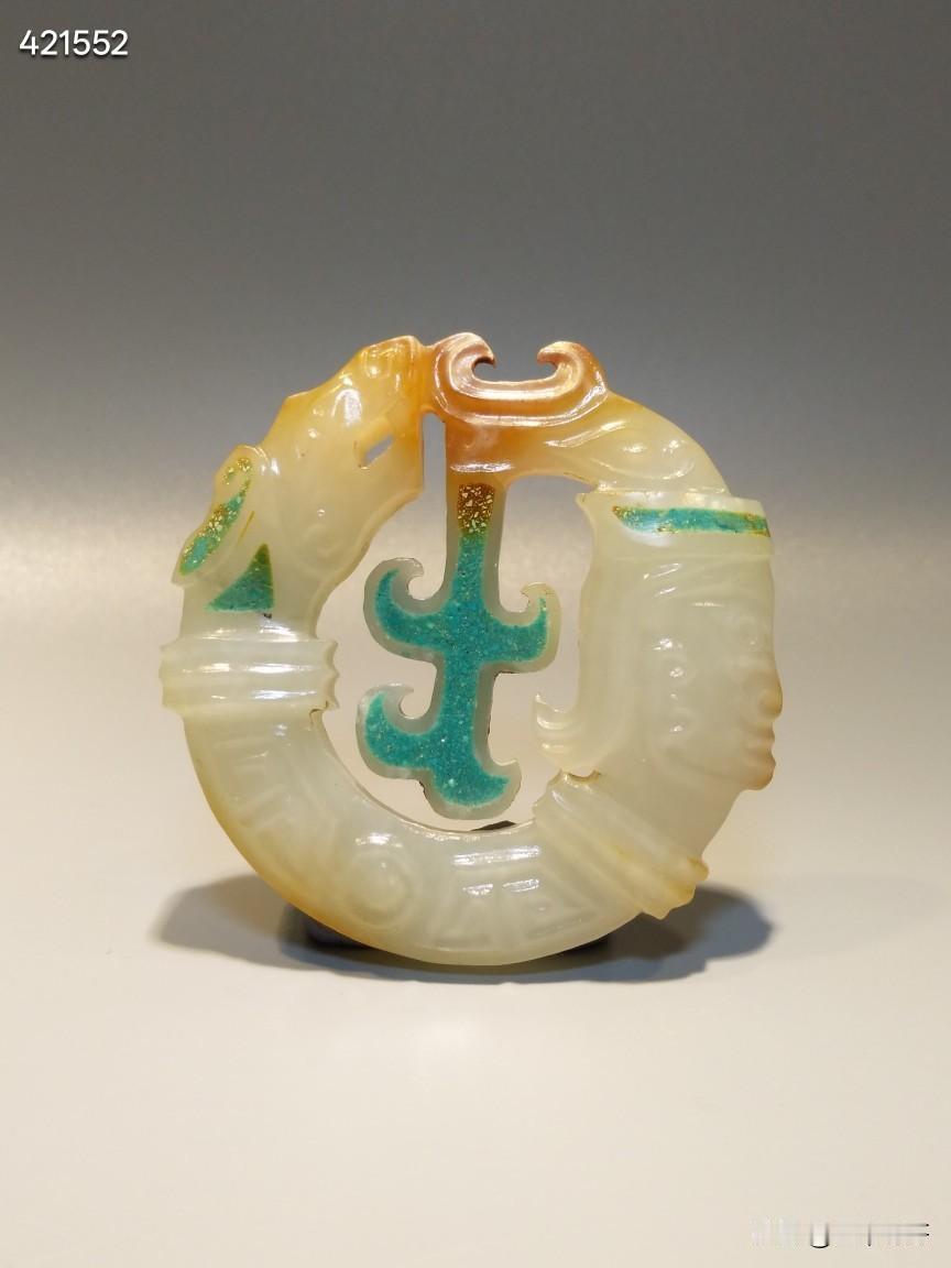 白玉.人龙型玉佩
流行于:商周
白玉嵌松石灰皮吃沁
