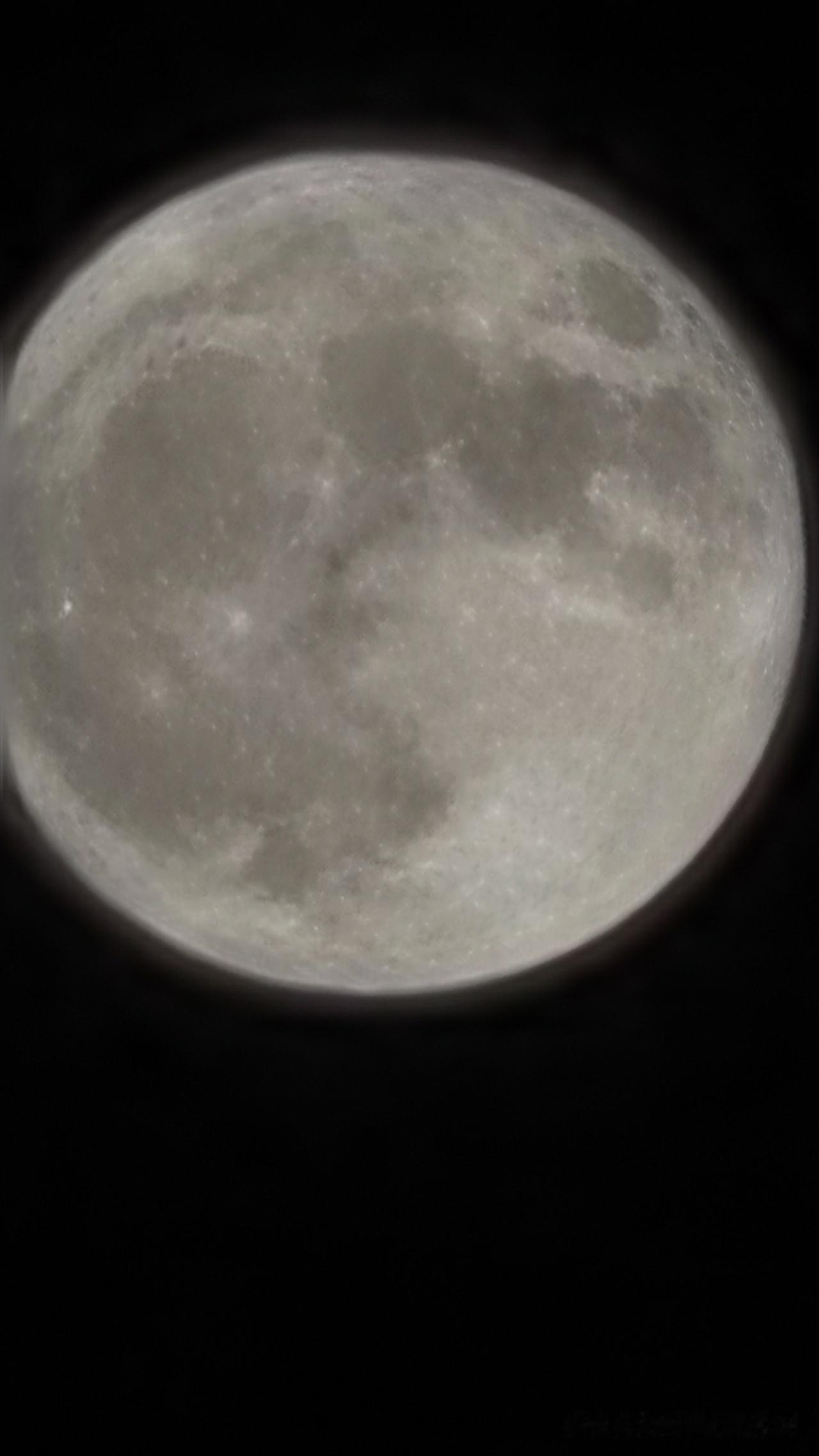 刚拍的月球照片，上面星星点点的是什么？哪位大神帮忙解读一下？