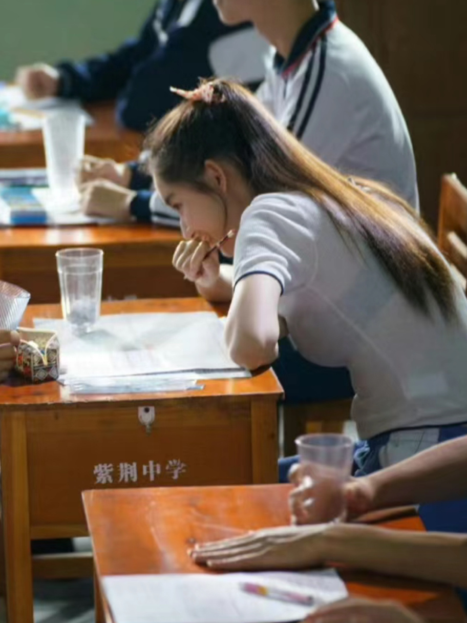 导演上过学嘛这校服这个透明度，也算是贴近现实了？校服就是这么透？ ​​​