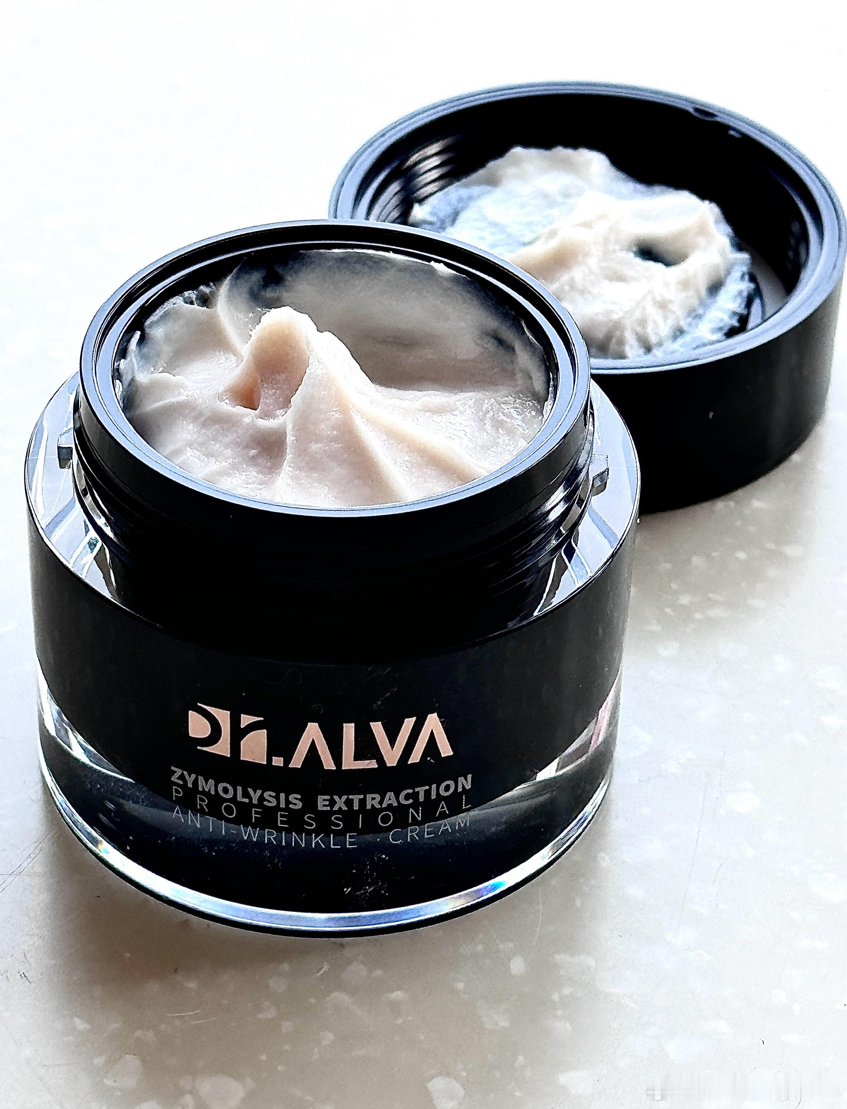 抗老维稳界的卷王出现了，瑷尔博士清透霜简直是混油皮的天菜，春夏的救星，和经典版一