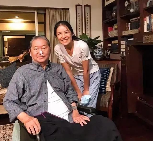 2017年，身患脑瘤的李敖，一张罕见的留影，照片中的他穿着灰色衬衫，坐在书房的椅