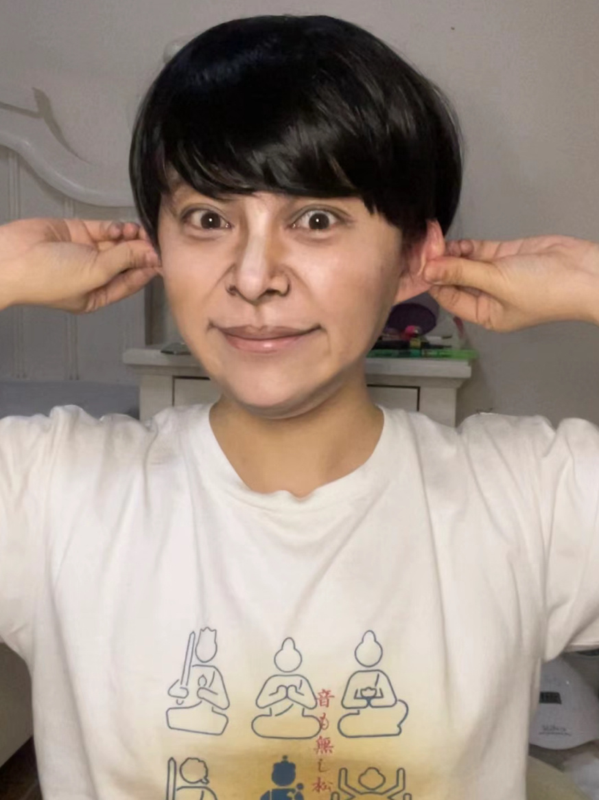 网友疯了…半夜睡不着居然仿妆何炅这也太像了吧 ​​​