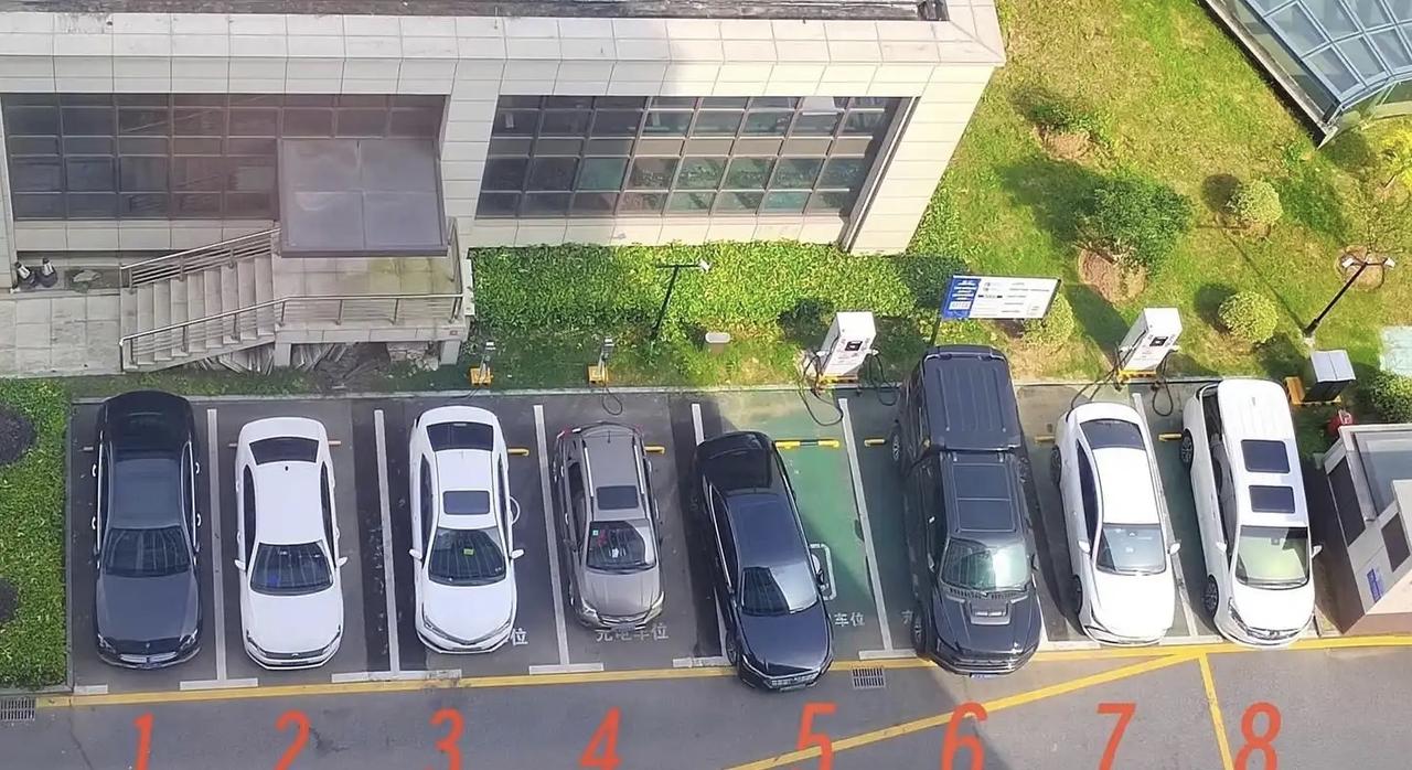 不同车型的大小直观对比：
1——奔驰E次新款，长5078
2——大众朗逸老款，长