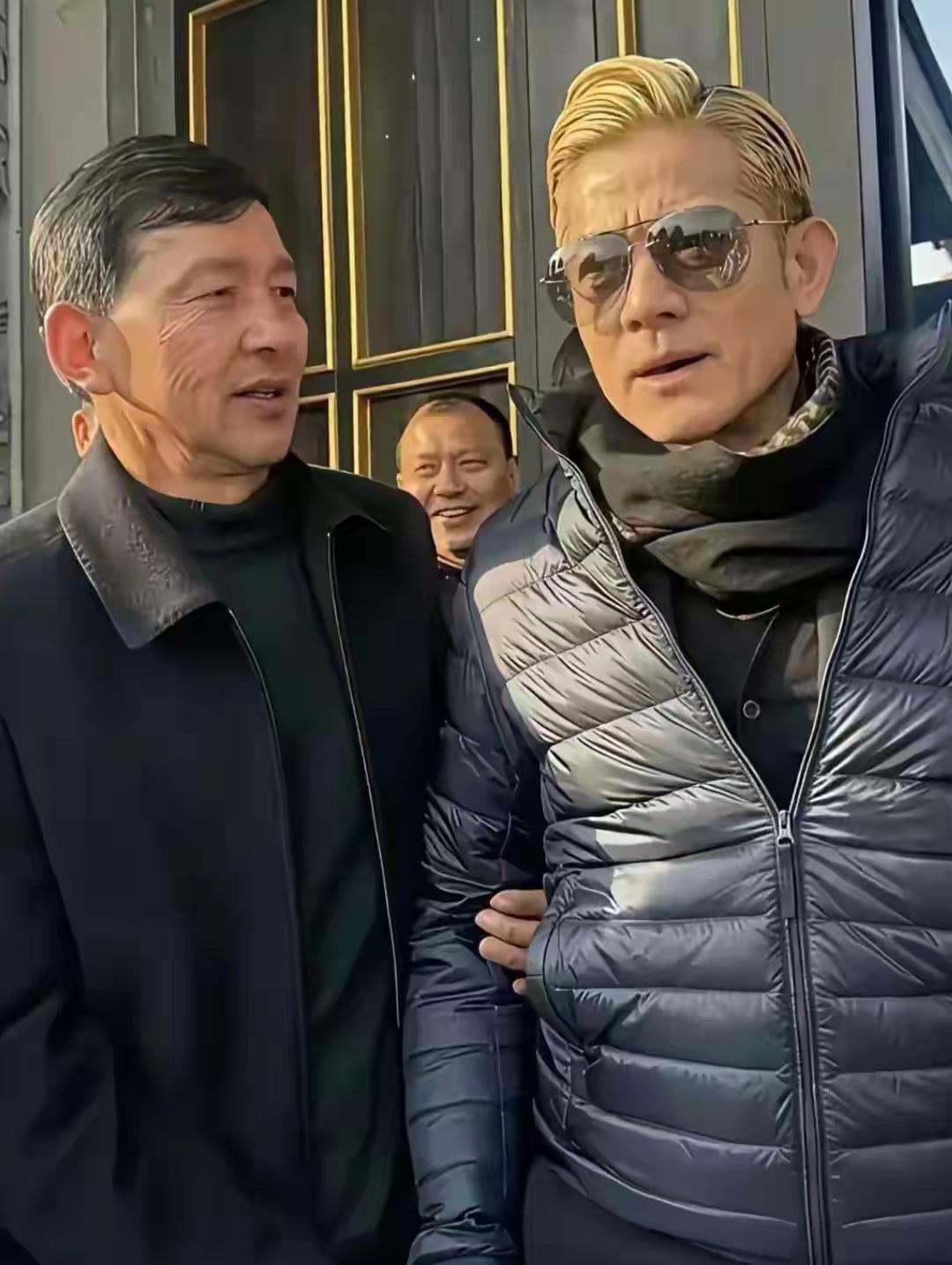 五十八岁的老丈人拉着六十一岁的姑爷。看着真是不伦不类。
郭富城打扮的须然年轻，但