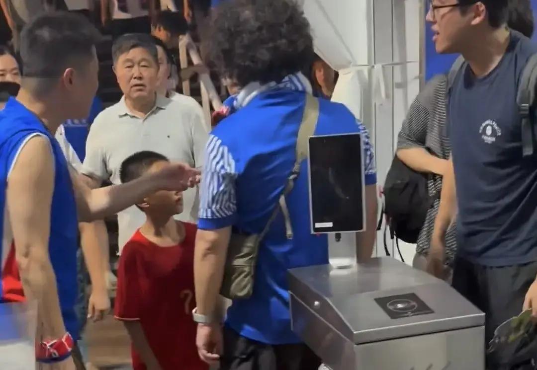 看球看丢理智！就因为小孩穿国足武磊球衣，3名成年人当众谩骂家长被拘留，真是不作不